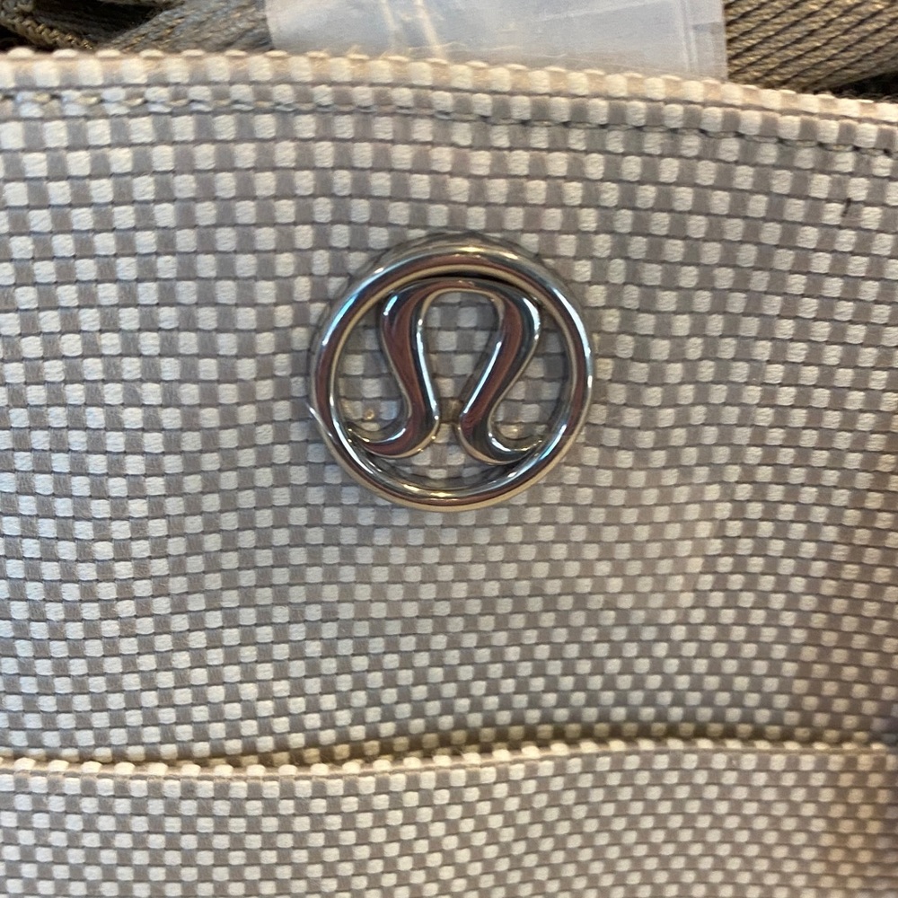 🎀NWT Lululemon Athletica Mini Bag in Cream and Tan🎀 - Picture 3 of 4